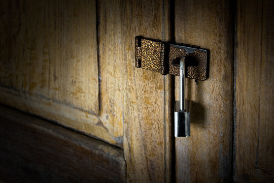 The old wood door lock by key