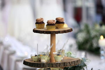 Babeczki czekoladowe na drewnianej tacy w cukierni.