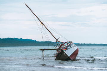 Naklejka premium Barco abandonado en el mar Caribe en Puerto Viejo Limon 