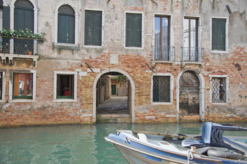 Fototapeta na wymiar Hauseingang am Wasser in Venedig