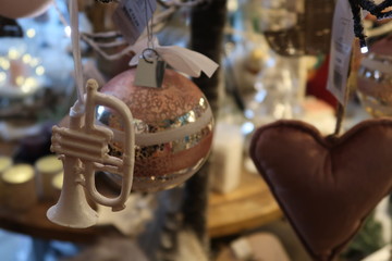 Weihnachtskugel Rosa und weiße Trompete
