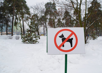 Sign prohibition to walk dogs in the Park in winter.