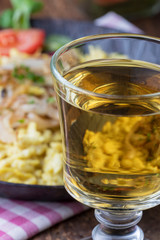 Bayerische Käsespätzle auf Holz