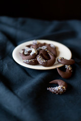 Schokoladen - Plätzchen in der Weihnachtszeit auf einem Holzteller