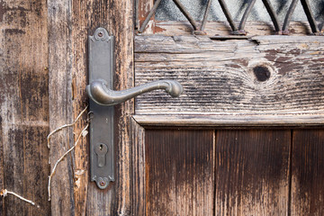 Vecchia porta in legno con maniglia in bronzo
