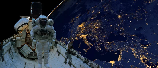 Fototapete Astronauten-Weltraumspaziergang bei Nacht von der dunklen Seite des Planeten Erde. Elemente dieses Bildes, eingerichtet von der NASA d © Mihail