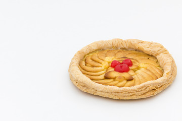 Tarta de manzana aislada sobre fondo blanco