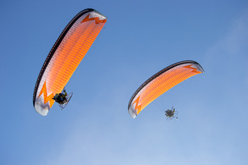 Acrobatic flight of motorized parachutes