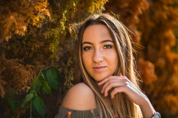 Photographing a girl during autumn with a blurred background