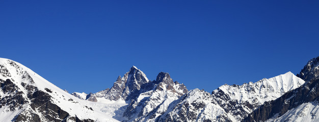 Fototapeta na wymiar Panoramic view on snowy mountain peaks in winter