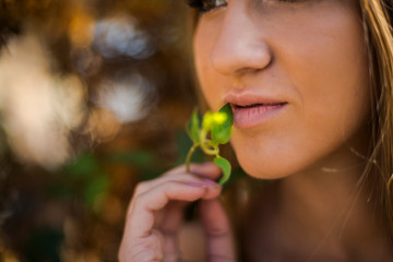 Photographing a girl during autumn with a blurred background