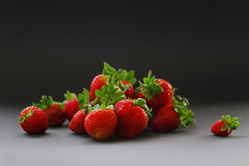 Siyah zemin üzerinde taze çilekler 