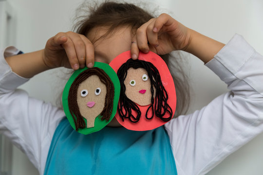 making teacher,student or mother and daughter pictures with felt,wool and carton  for children’s activities in preschool or nursery.creative ideas.back to school and happy teachers day concept.
