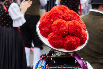 Frau in Schwarzw&auml;lder Tracht mit Bollenhut beim Umzug des Oktoberfestes in Blumenau