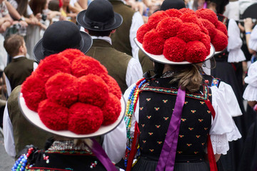Frauen in Schwarzwälder Tracht mit Bollenhut beim Umzug des Oktoberfestes in Blumenau - obrazy, fototapety, plakaty