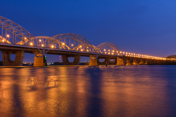 Obraz premium The bridge across the Dnipro river in Kiev, Ukraine in the spring