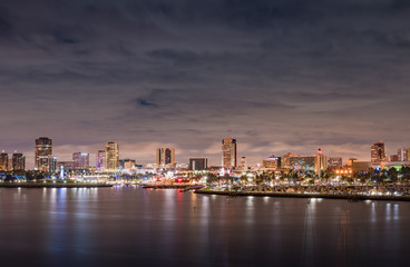 Fototapeta premium Long beach skyline at night
