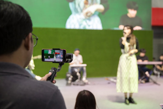 mobile show Blank image catch motion in interview or broadcast wedding ceremony, catch feeling, stopped motion in best memorial day concept.Video Cinema From mobile  camera.video cinema production .