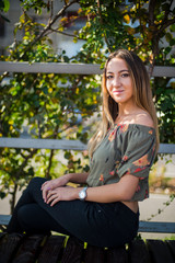 Naklejka premium Photographing a girl during autumn with a blurred background