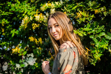 Photographing a girl during autumn with a blurred background