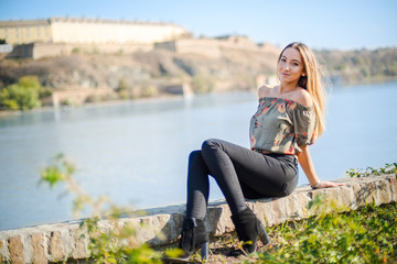 Photographing a girl during autumn with a blurred background