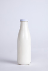 Botella de leche en estudio. Fondo blanco