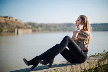 Photographing a girl during autumn with a blurred background