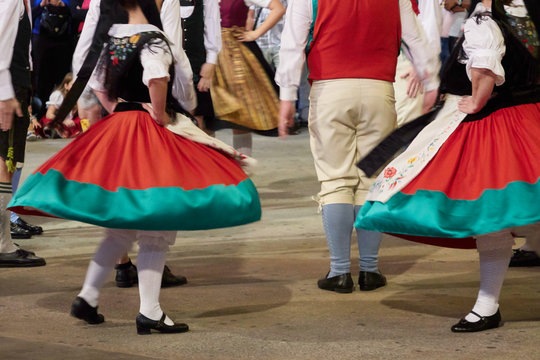 Schwingende Trachtenkleider bei einer Volkstanzpr&auml;sentation beim Oktoberfest Blumenau