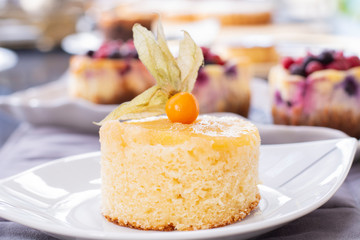 Pineapple cake with fresh pineapple