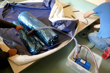 Emptying a PVC waterbed mattress with an electric pump 

