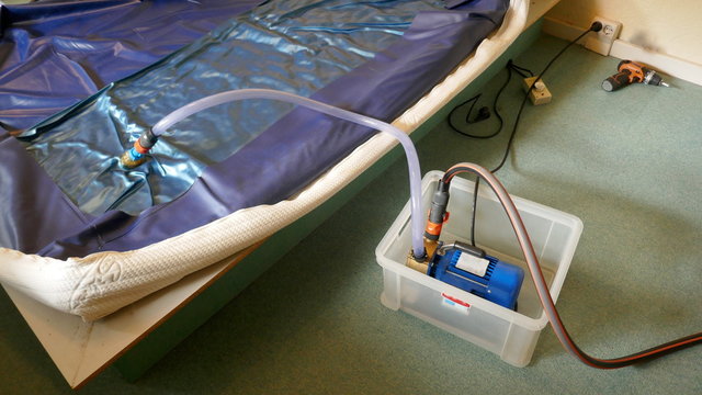 Emptying a PVC waterbed mattress with an electric pump 

