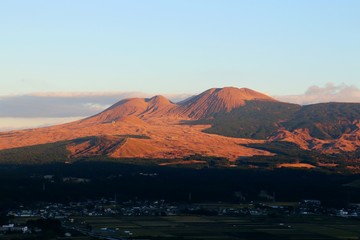夕陽を浴びる阿蘇山