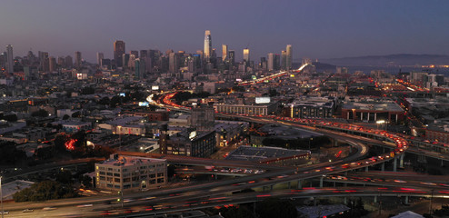 Fototapeta premium Zmierzch Twilight Bay Bridge Highway Traffic Downtown San Francisco California