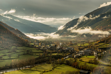 Pequeño pueblo entre montañas y nubes