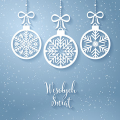 Kartka świąteczna z napisem Wesołych Świąt po polsku. Z góry zwisają na tasiemkach stylowe bombki w kształcie płatków śniegu