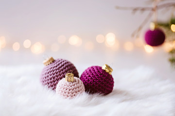 Fototapeta na wymiar Gehäkelte Christbaumkugeln - flauschig, pastellige Dekoration für Weihnachten