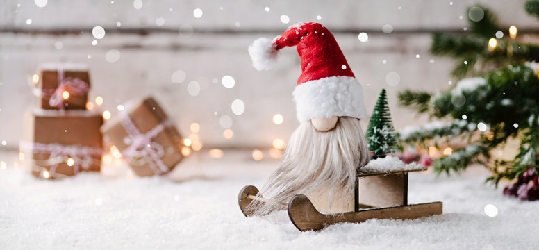 Ho ho ho - Niedlicher Banner mit einem kleinen Weihnachtsmann auf seinem Schlitten in weihnachtlicher Dekoration