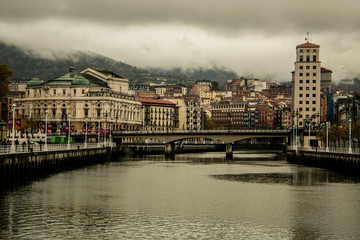 Fototapeta premium Ría de Bilbao en un dia nublado.