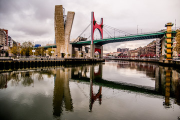 Puente y torre reflejados en una r&iacute;a