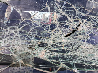Obraz premium Car windshield shattered with stones by vandals.