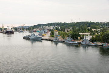 Fototapeta na wymiar Marynarka wojenna, widok na port Gdynia