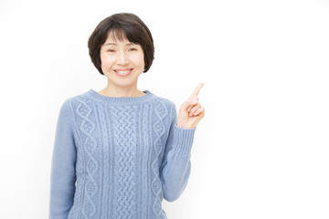 女性　ミドルエイジ  指差し