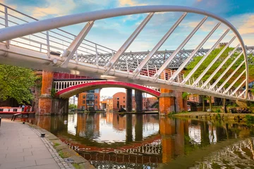 Zelfklevend Fotobehang Stad aan het water Castlefield - een beschermd natuurgebied in de binnenstad in Manchester, VK
