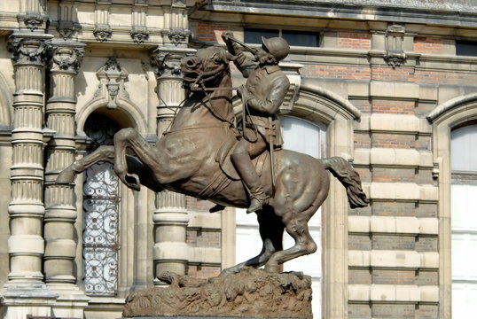 Ville d'Epernay, sculpture équestre devant le château Perrier de style Louis XIII, département de la Marne, France
