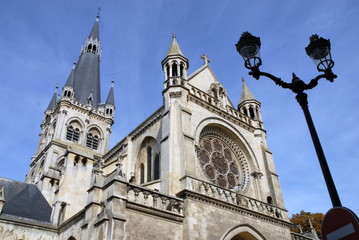 Obraz premium Ville d'Epernay, église Notre-Dame, réverbère en premier plan, département de la Marne, France 