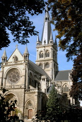 Ville d'Epernay, église Notre-Dame et son clocher, à travers le feuillage des arbres,...