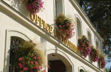 Fototapeta na wymiar Ville d'Epernay, façade fleurie de l'Office de Tourisme, département de la Marne, France
