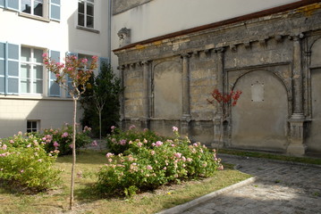 Ville d'Epernay, vestiges et jardin fleuri dans une rue du centre ville, département de la Marne, France