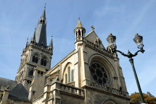 Ville d'Epernay, église Notre-Dame et réverbère en premier plan, département de la Marne, France
