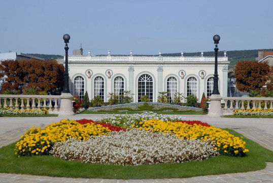 Ville d'Epernay, l’Orangerie Moët et Chandon, avenue de Champagne, massif de fleurs, département de la Marne, France	